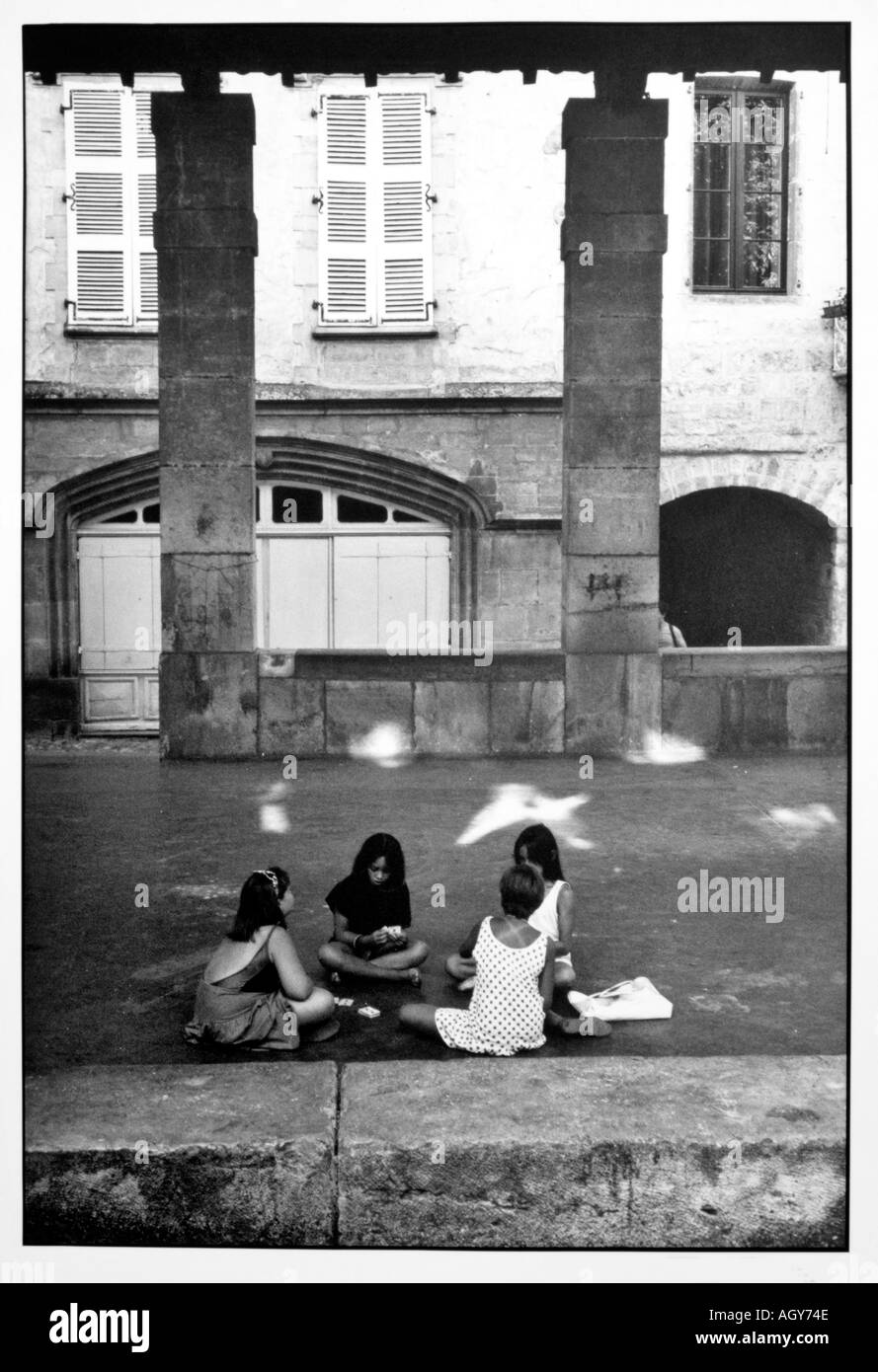 La photographie de rue des enfants assis dans un marché vide hall dans le sud de la France Banque D'Images