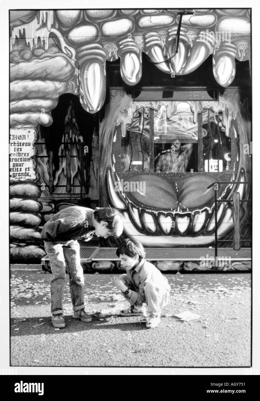 La photographie de rue les enfants à une foire sur le sud de la France Banque D'Images