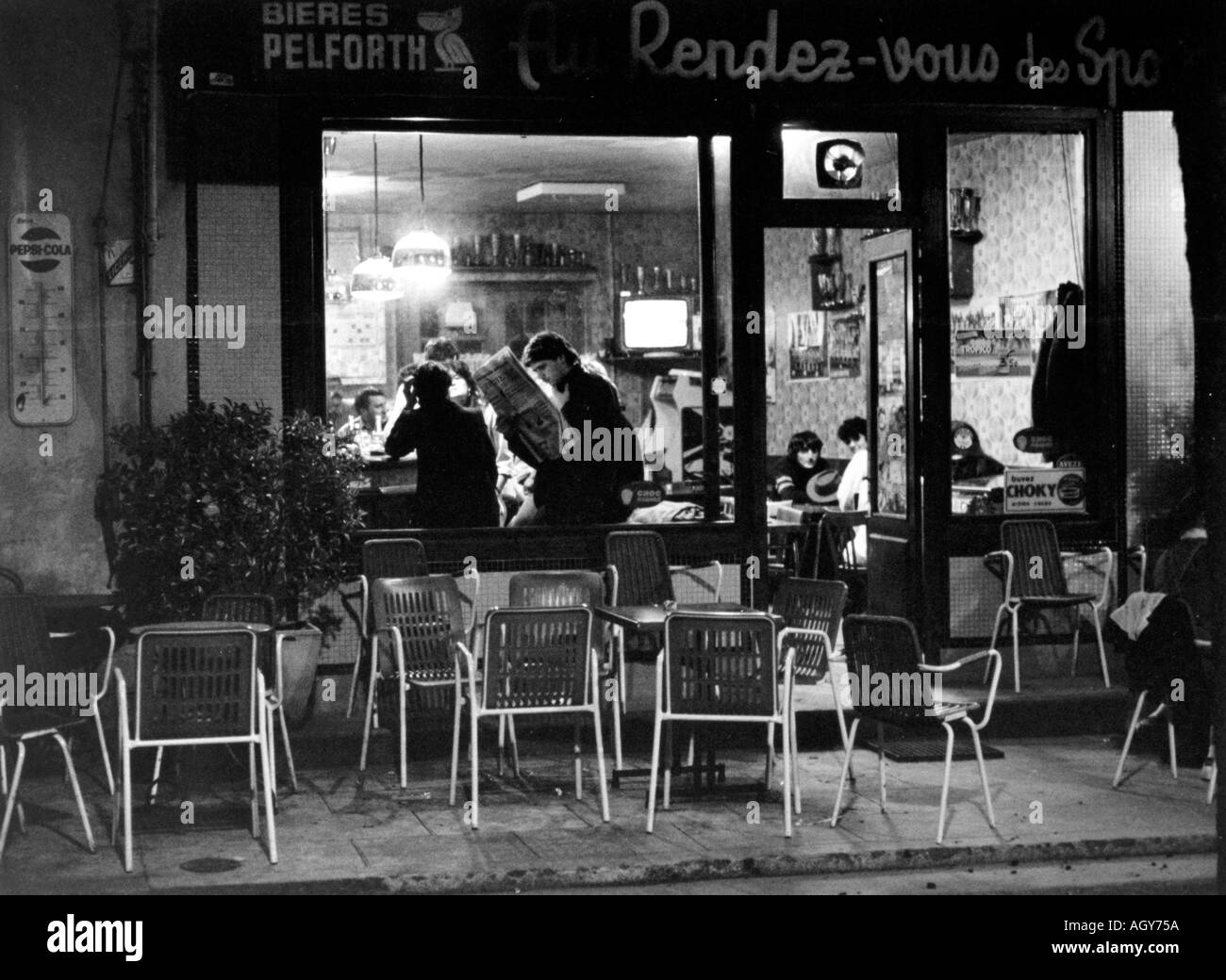 La photographie de rue soirée dans un bar dans le sud de la France Banque D'Images