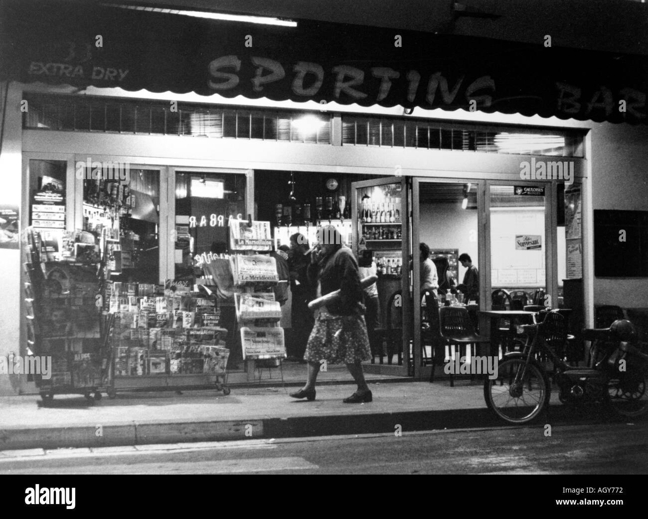 La photographie de rue en rue soir devant un bar dans le sud de la France Banque D'Images