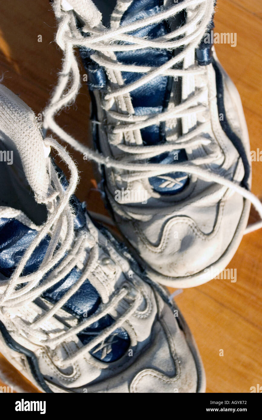 Une paire de chaussures de tennis blanches avec lacets défaits s'asseoir à  côté de l'autre Photo Stock - Alamy