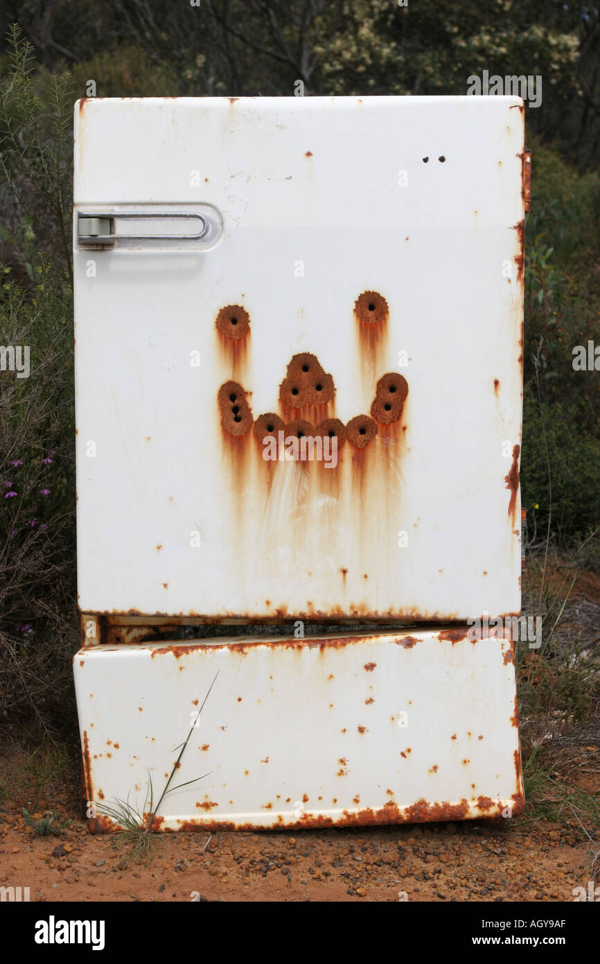 Abandonné Réfrigérateur avec trou de balle Smiley Face Banque D'Images