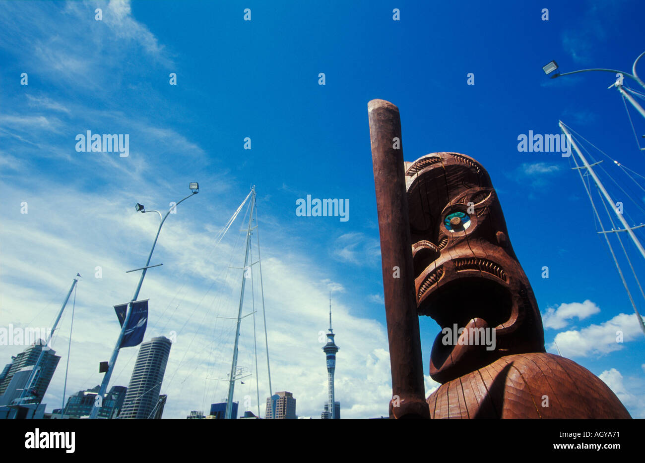 Statue Maori sculpté dans Viaduct Basin Auckland Harbour Île du Nord Nouvelle-zélande Banque D'Images