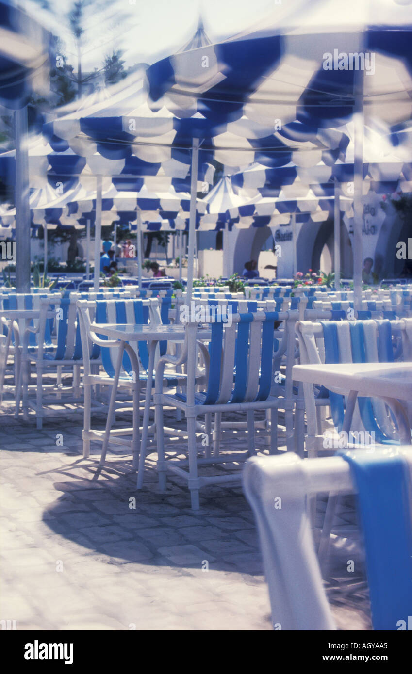 Résumé surréaliste cafe bleu et blanc, des chaises et des tables en plein air au Port el Kantaoui Tunisie Afrique du Nord Banque D'Images