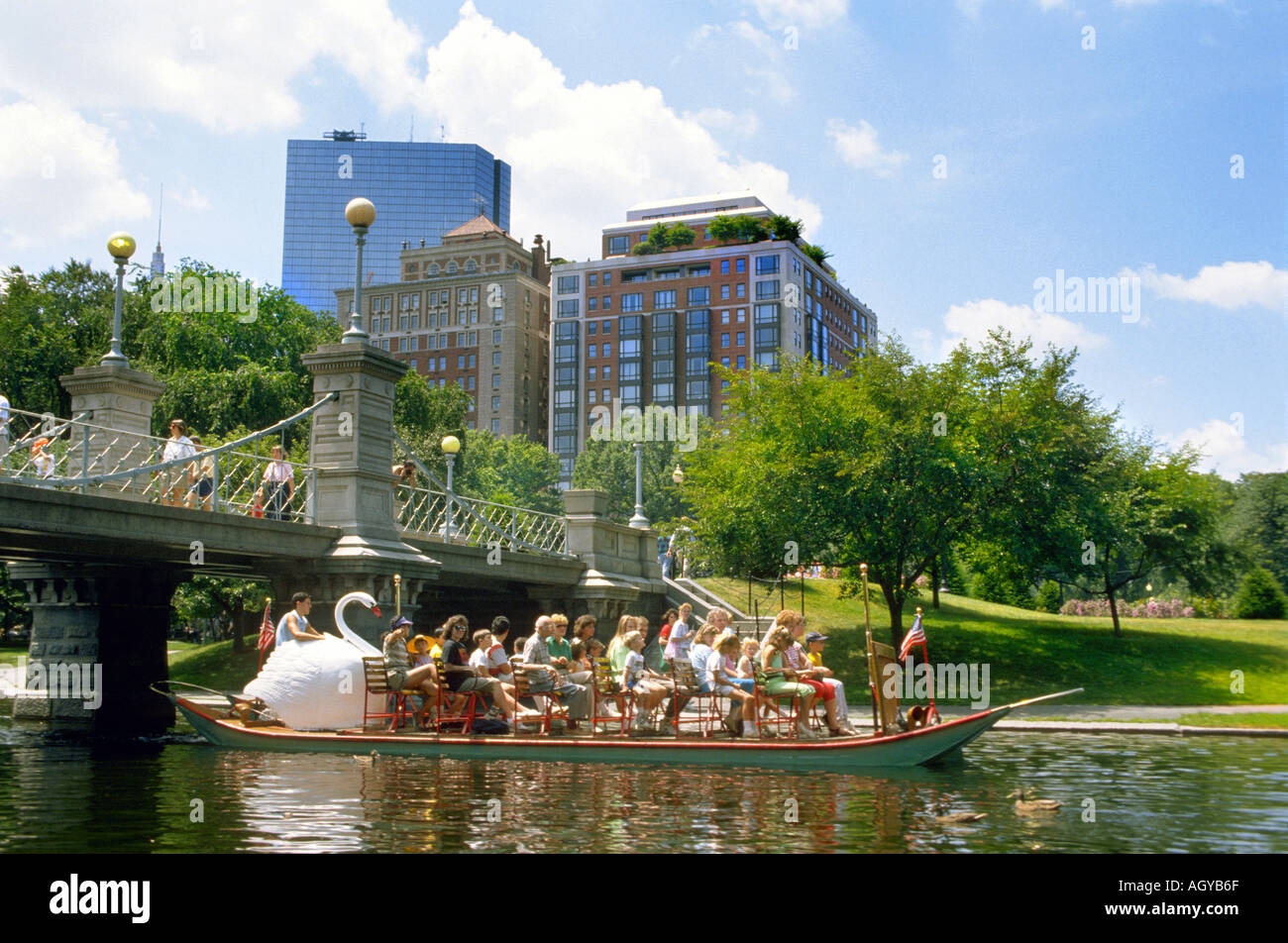 Swan boats partie intégrante du centre-ville de Boston, Massachusetts paysage s Banque D'Images