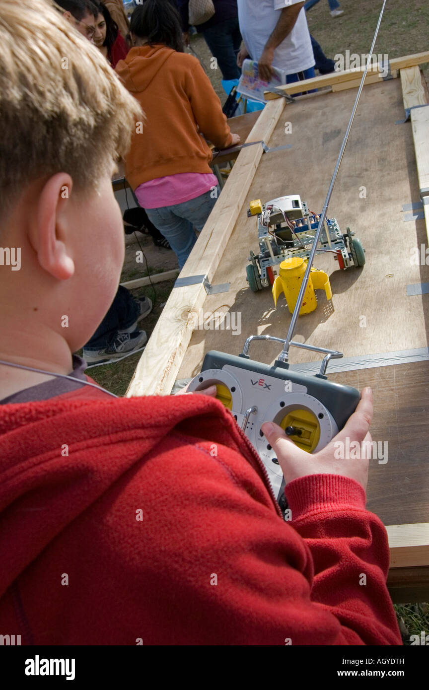 Les enfants et les adultes à une expo-sciences à l'extérieur Banque D'Images