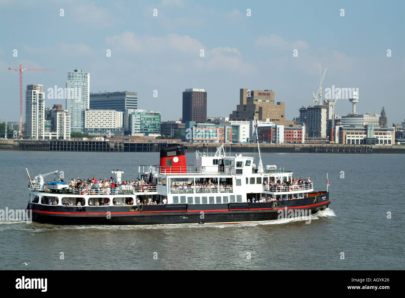 Le Mersey ferry Iris Royal Liverpool off England UK skyline du littoral Banque D'Images