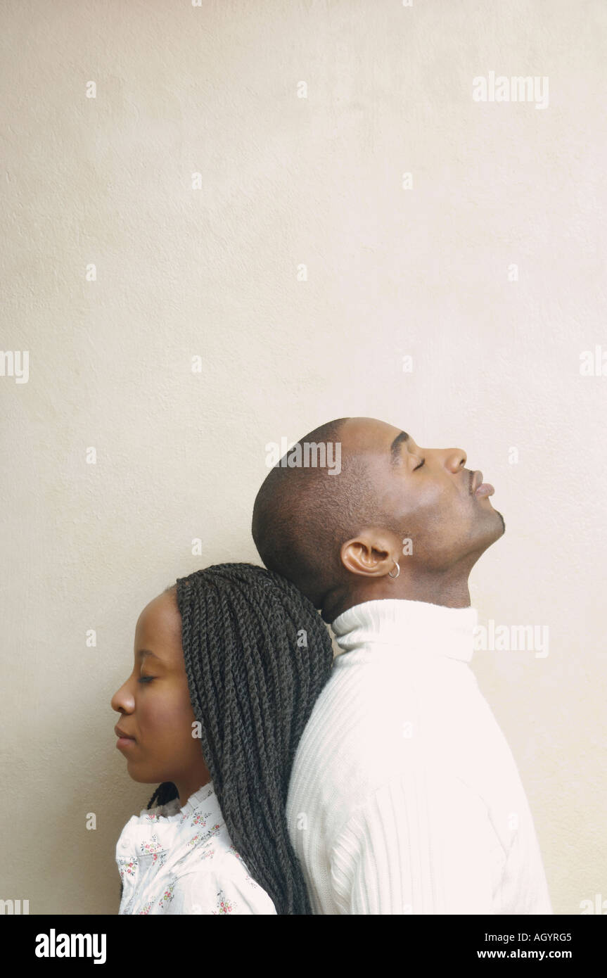 African American couple debout dos à dos avec les yeux fermés Banque D'Images