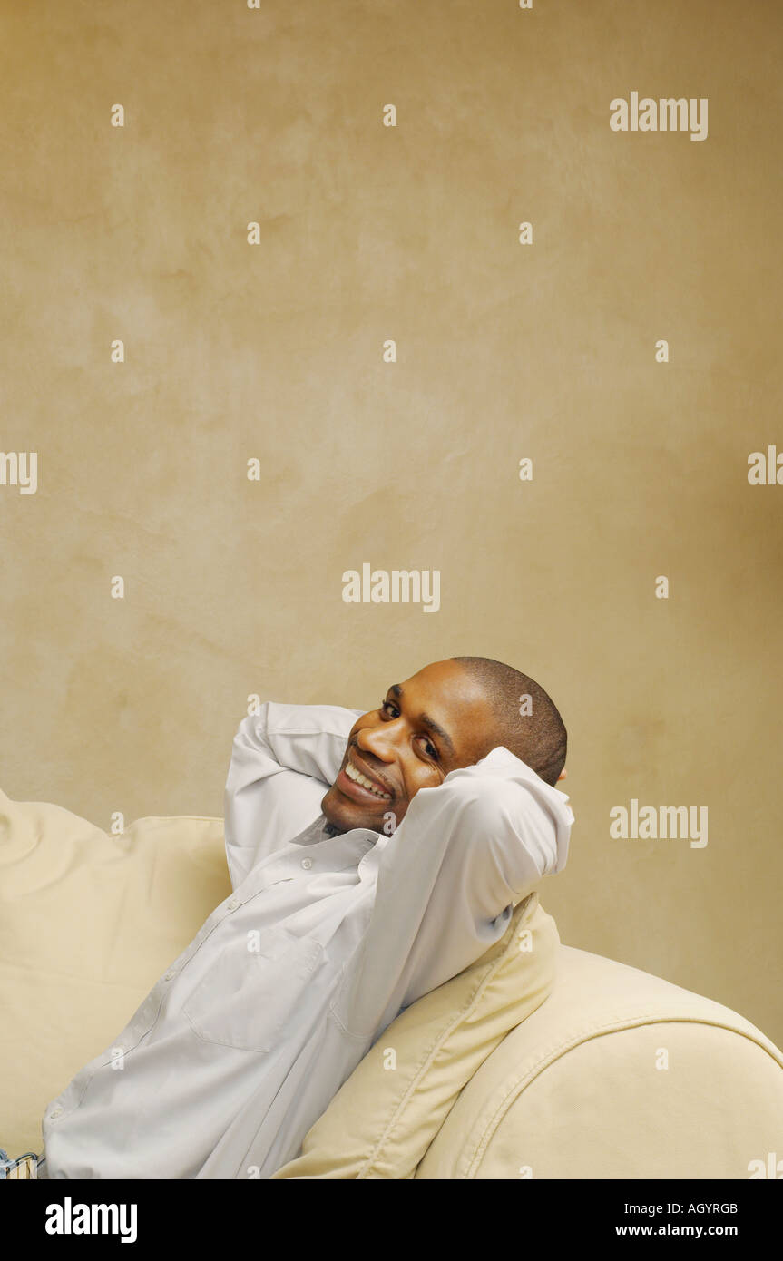 African American man sitting on sofa Banque D'Images