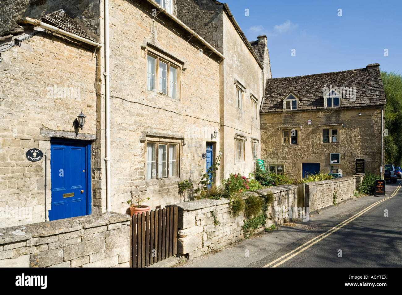 Mill Cottage et Arlington Mill dans le village de Cotswold, Gloucestershire Bibury Banque D'Images