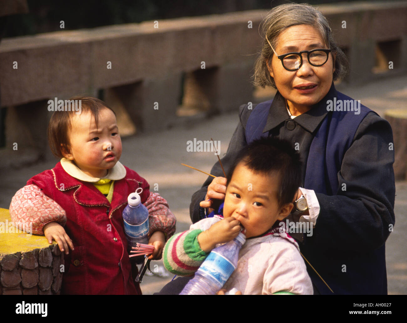 Mamie et les enfants Chine Chongqing Banque D'Images