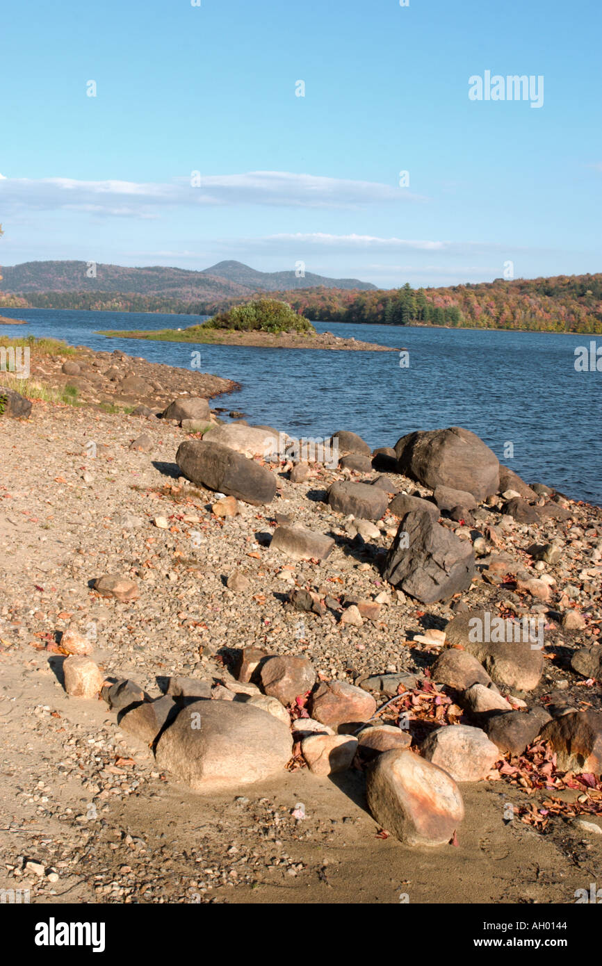 Lac dans les montagnes Adirondack dans l'automne, New York State, USA Banque D'Images