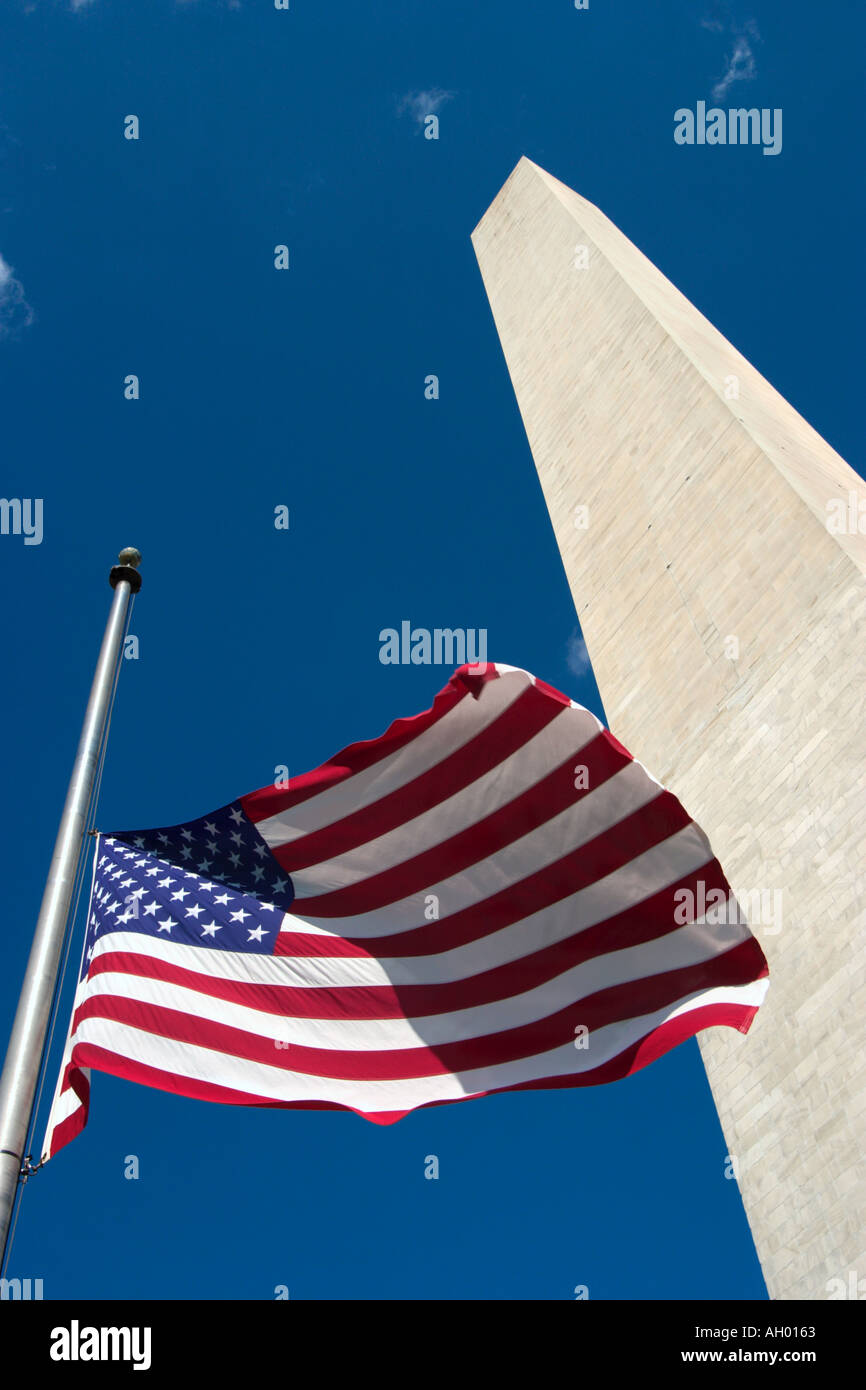 Washington Monument et drapeau américain, le Mall, Washington DC, USA Banque D'Images