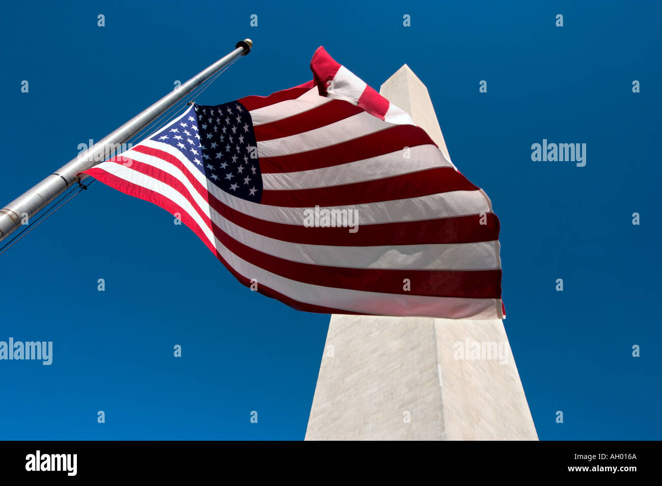 Washington Monument et drapeau américain, le Mall, Washington DC, USA Banque D'Images