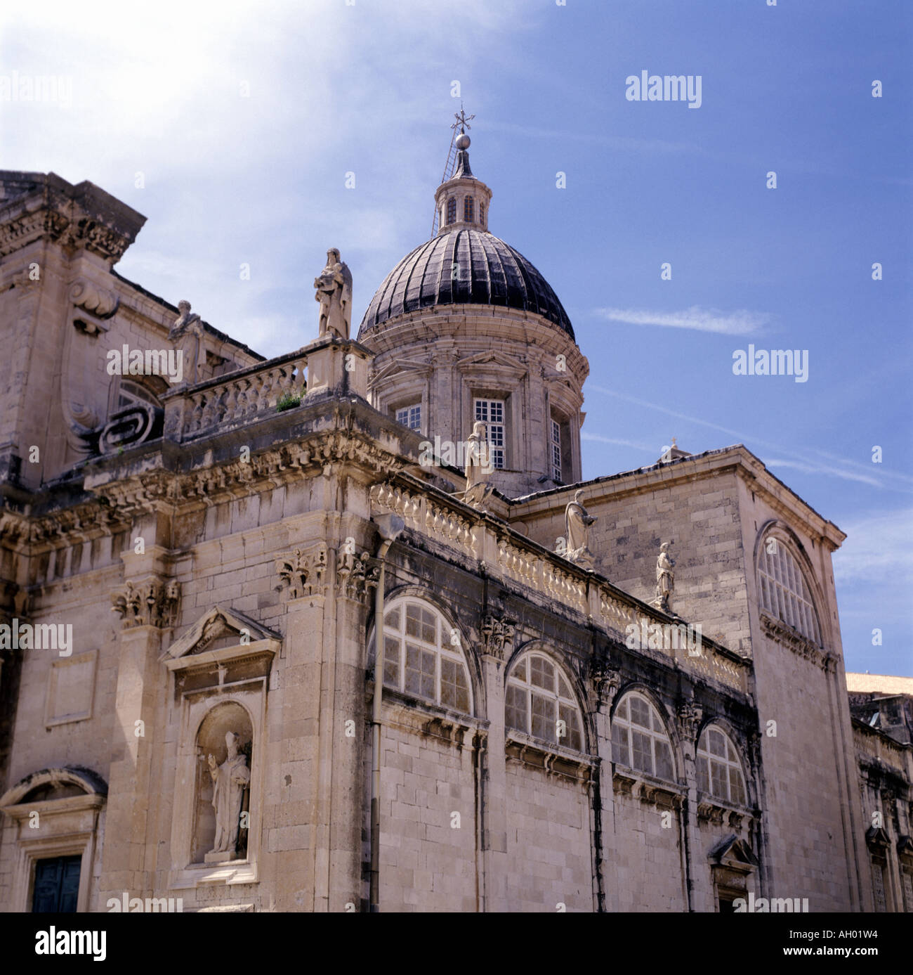 Une statue de Saint patron Saint Blaise, qui est titulaire d'un modèle de la ville dans sa main, sur la gauche de son côté, la cathédrale de Dubrovnik, Banque D'Images