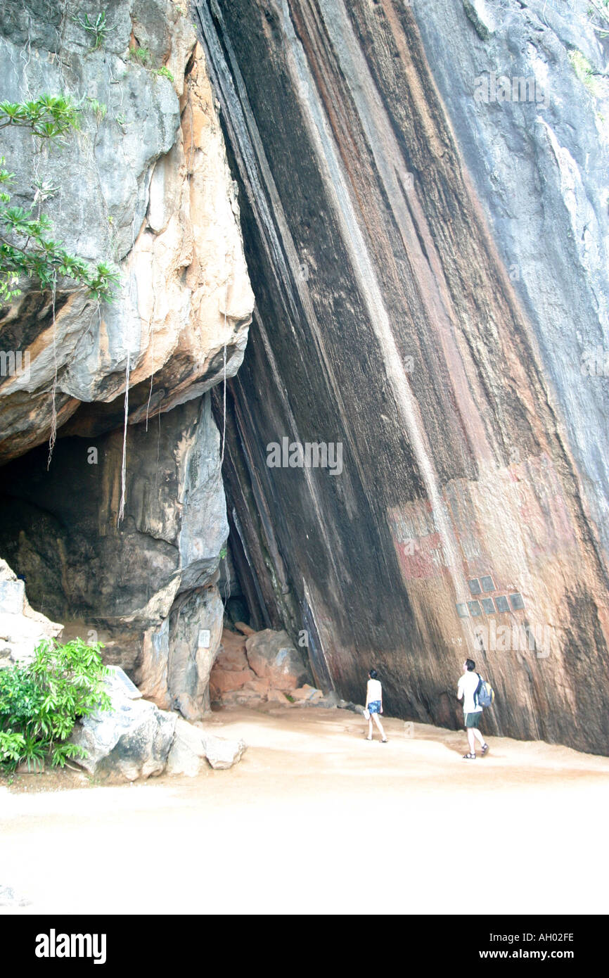 Falaise spectaculaire face à l'île de James Bond à Phang Nga Bay sur l'île de Phuket, Thaïlande Banque D'Images