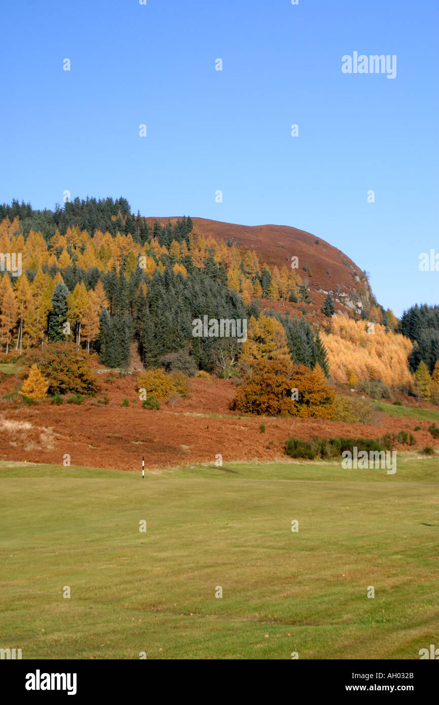 Jouer au golf avec un fond de couleurs automnales vives en Ecosse s belle Ochill hills Stirlingshire Banque D'Images