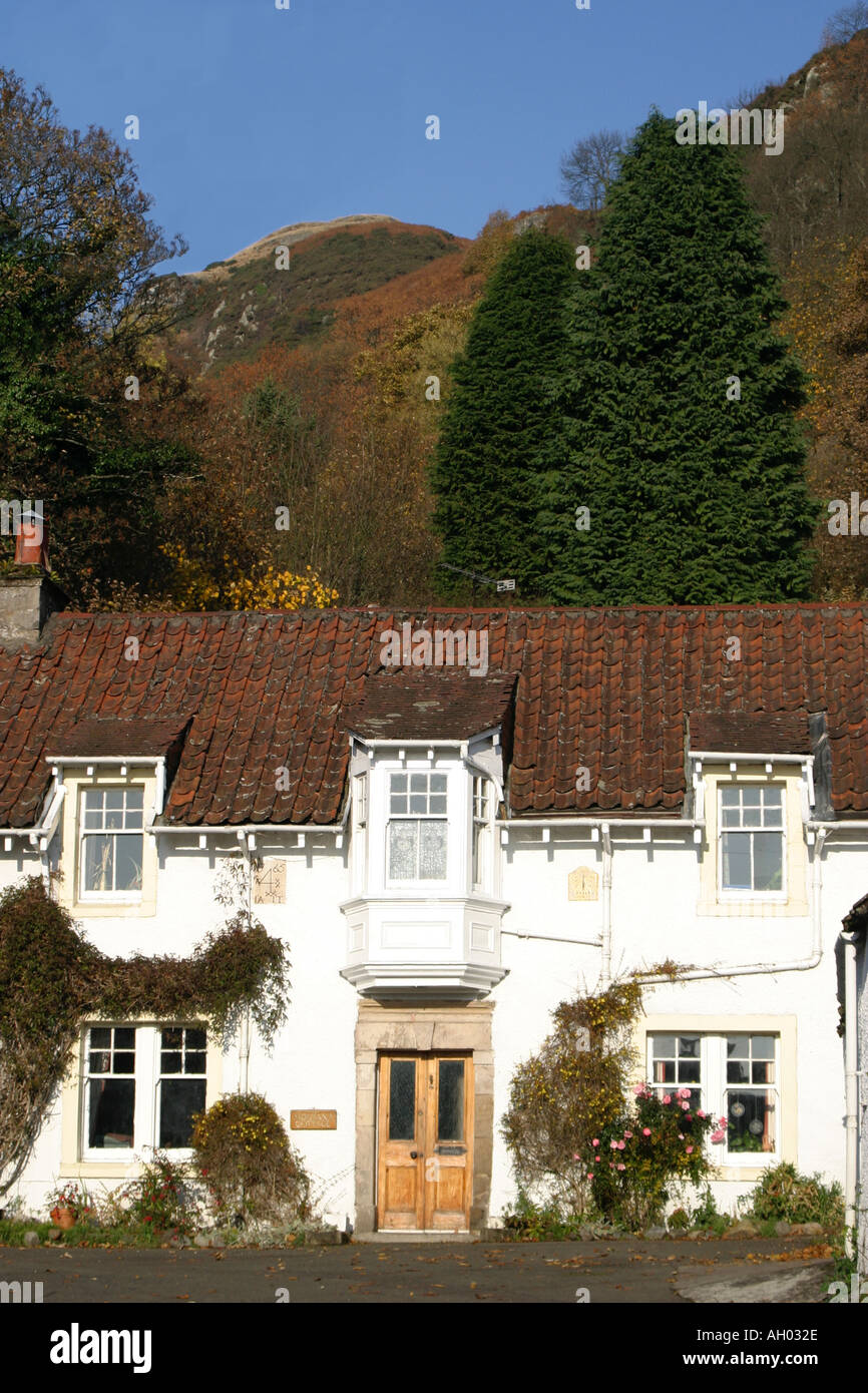 Belle maison dans un coin de la petite place du village Blairlogie dans les Ochill hills,Stirlingshire Ecosse Banque D'Images