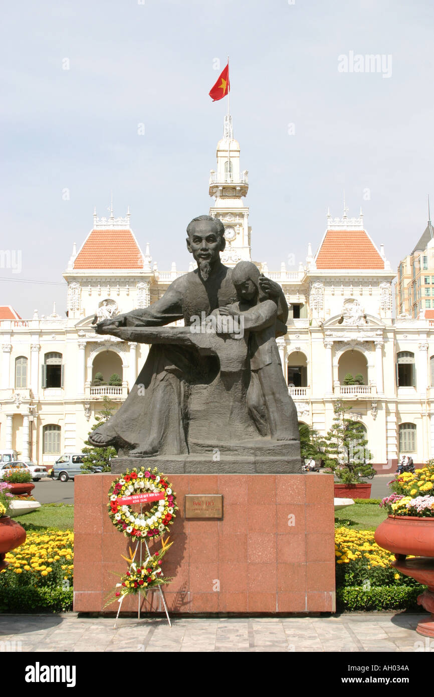 Statue de la ville de Saigon Ho Chi Minh entouré de jardins et de fleurs avec l'hôtel de ville en arrière-plan Banque D'Images