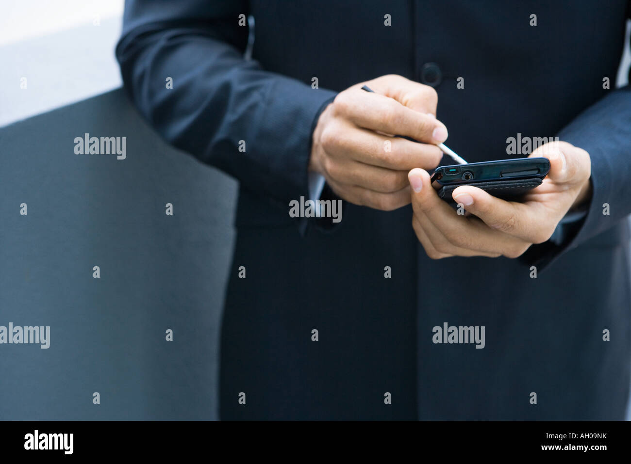 Businessman using palmtop, cropped view of hands Banque D'Images