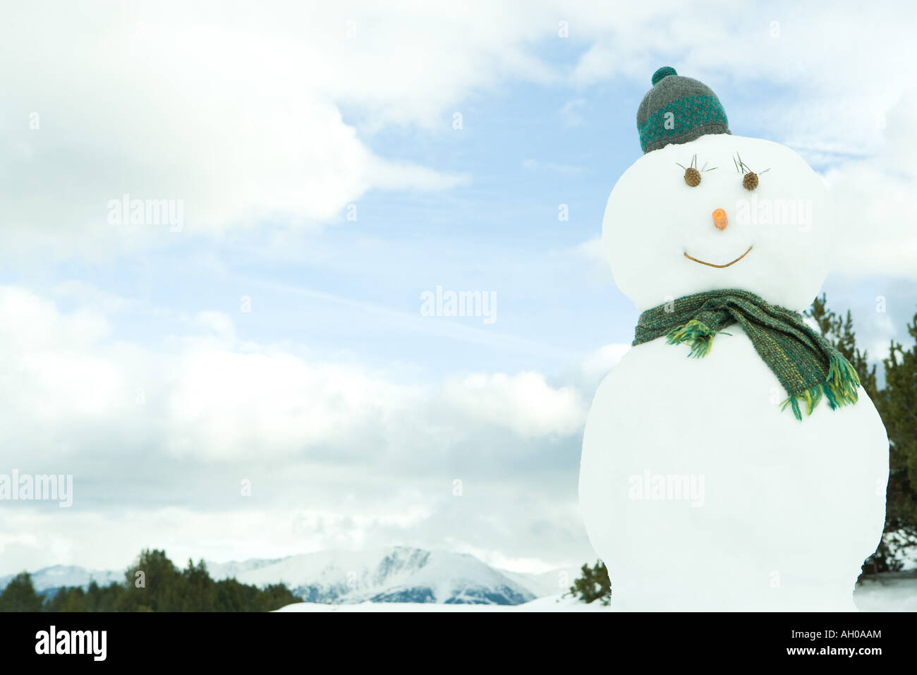 Bonhomme habillé en bonnet et écharpe, portrait Photo Stock - Alamy