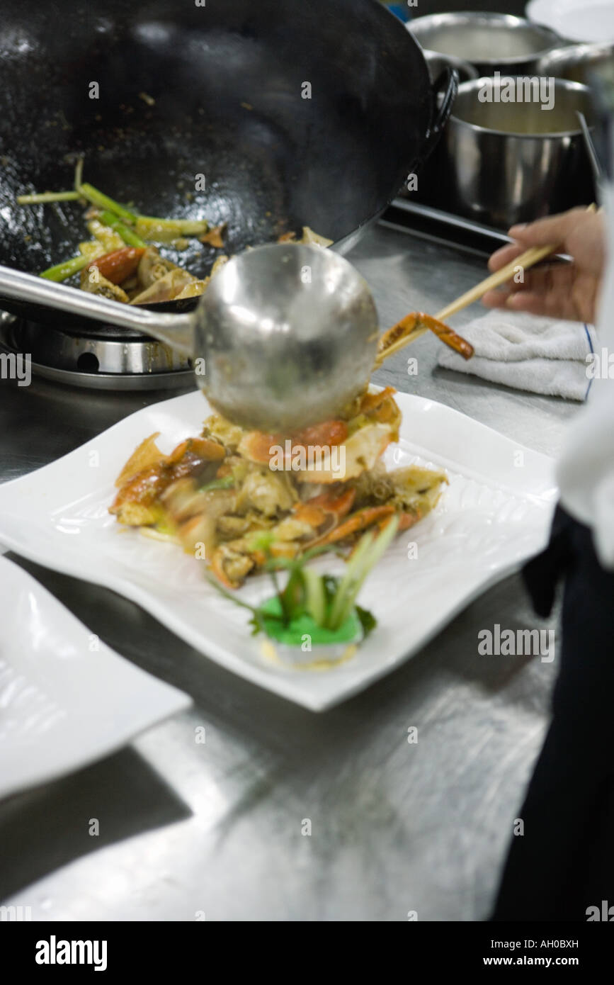 Chef de cuisine commerciale dans les plaques d'habillage Banque D'Images