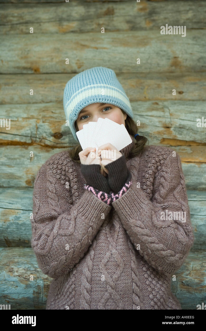 Adolescente à la recherche sur cartes, vêtu de vêtements d'hiver, portrait Banque D'Images