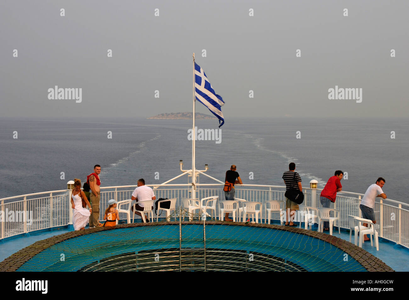 Les passagers à l'arrière d'un rail grèce du voile sur la mer Ionienne Banque D'Images