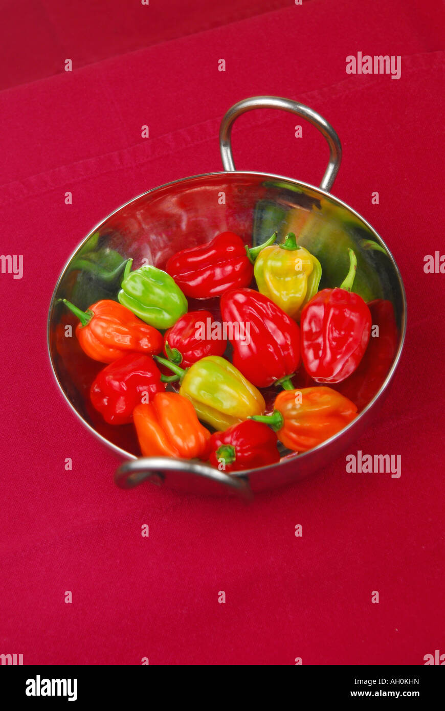 Piment Habanero (Capsicum chinense) dans un bol Banque D'Images