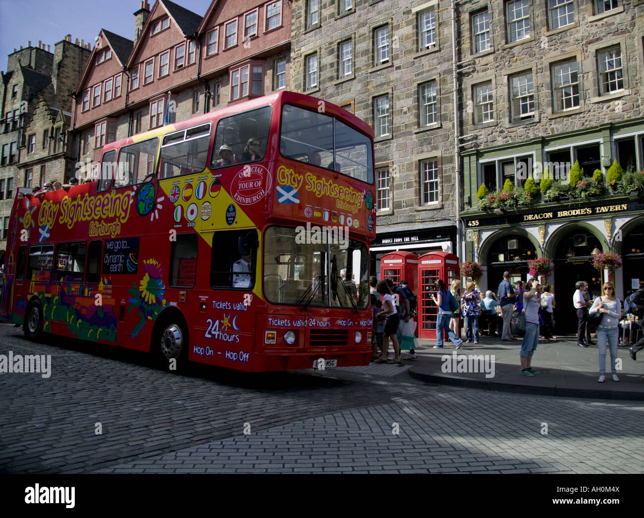 Tour bus rouge passant Deacon Brodies pub, Édimbourg, Écosse, Royaume-Uni, Europe Banque D'Images