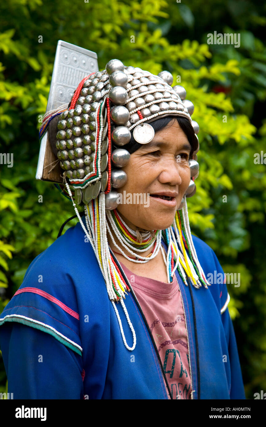 Vetements tisses a la main colores et costume tribal traditionnel de la femme Akha Hill Tribe dans le nord de la Thailande.Padaung Asie Photo Stock Alamy