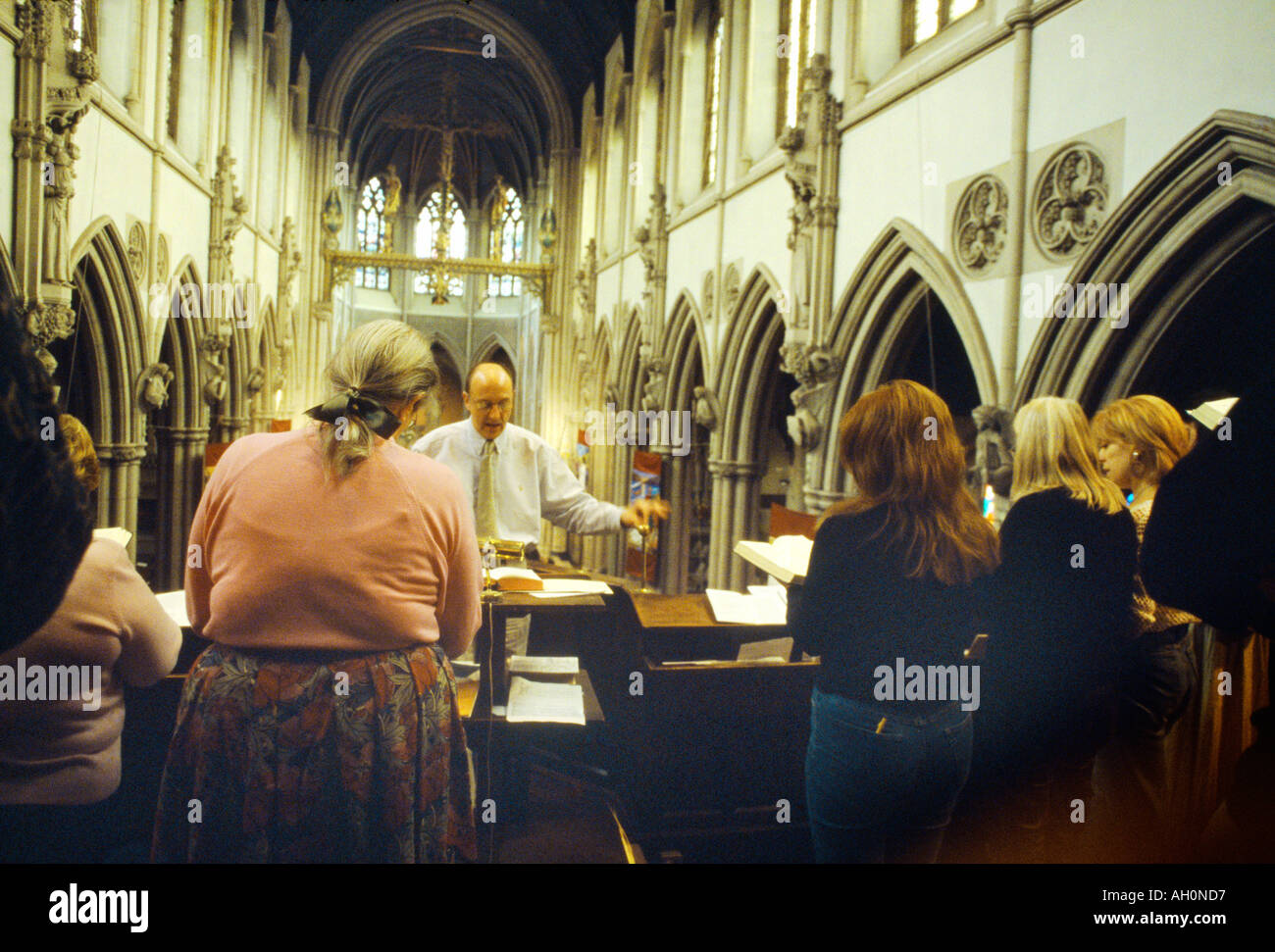 Wimbledon Angleterre dimanche de Pâques sacrés Cœurs et maître de chorale de l'Église Banque D'Images