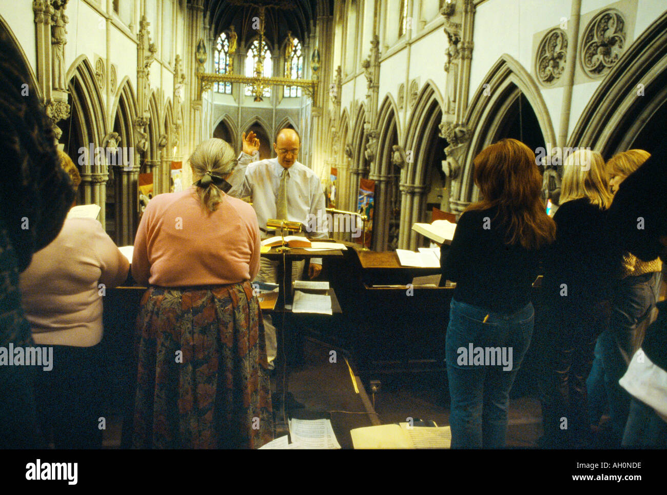 Wimbledon Angleterre dimanche de Pâques sacrés Cœurs église avec chorale Choeur Bannières Fleurs Banque D'Images