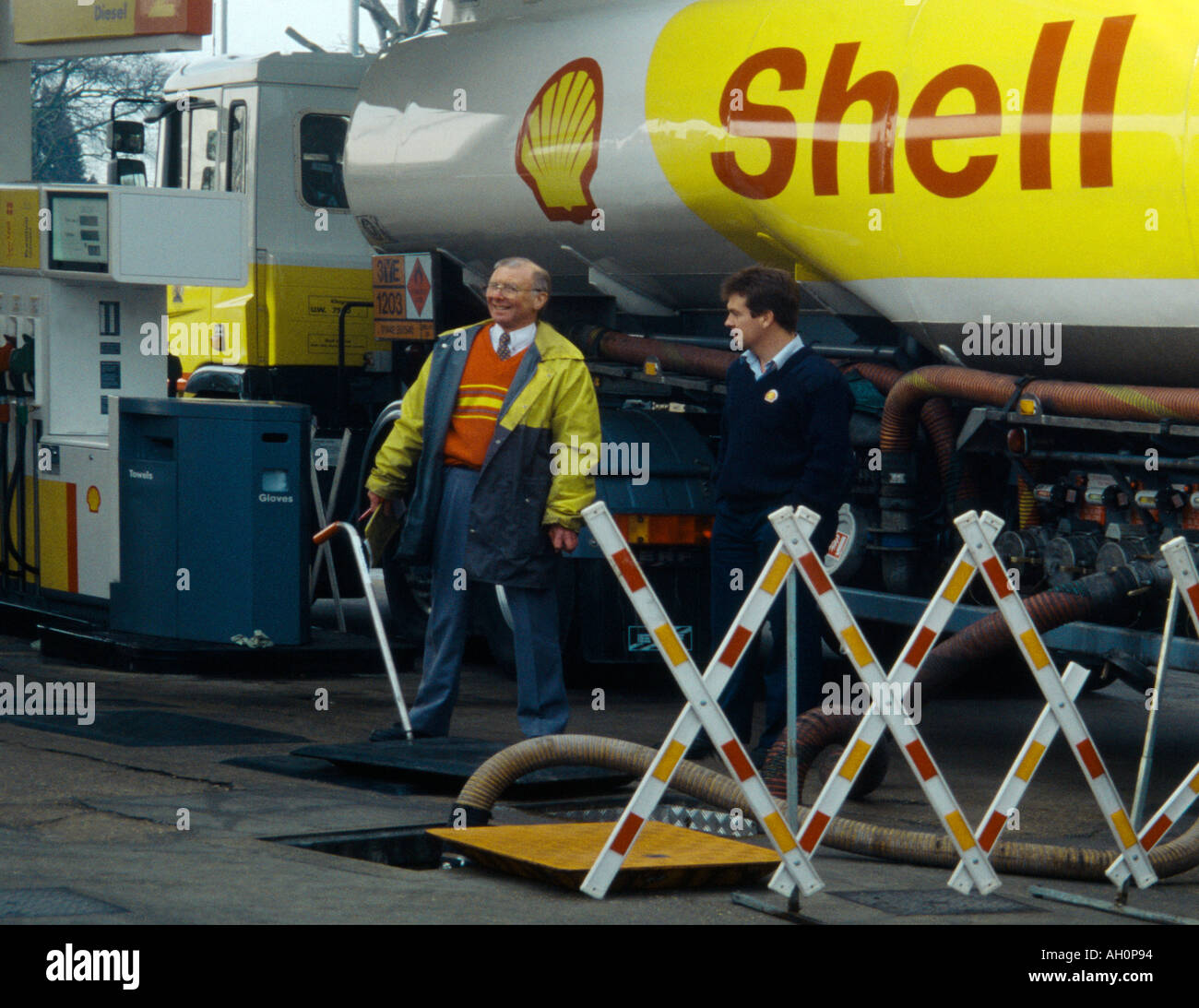 Station service Shell à partir de réservoirs d'essence et de remplissage citerne Essence Banque D'Images