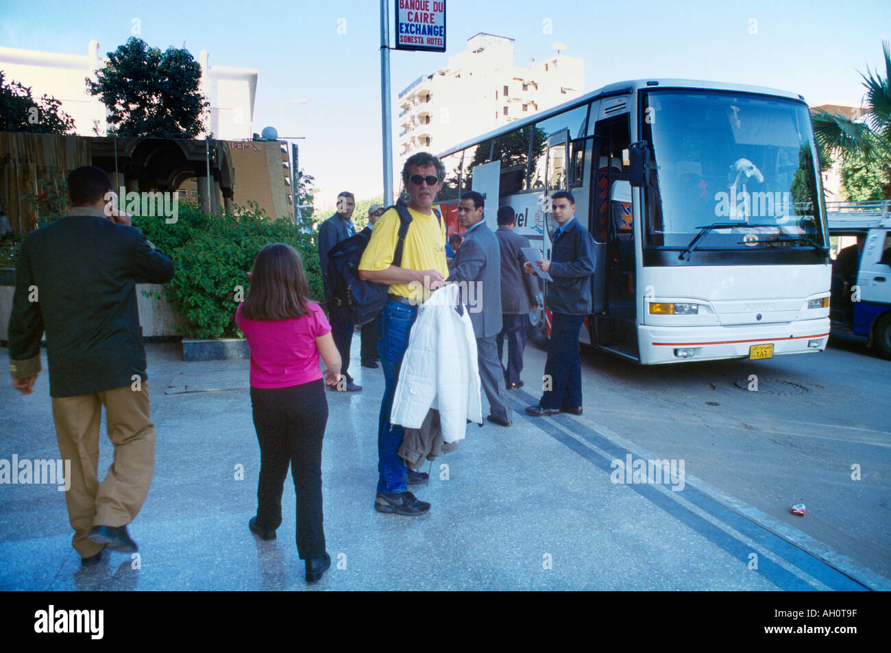 Egypte Louxor touristes guidés sur Coach par maison de Rep Banque D'Images
