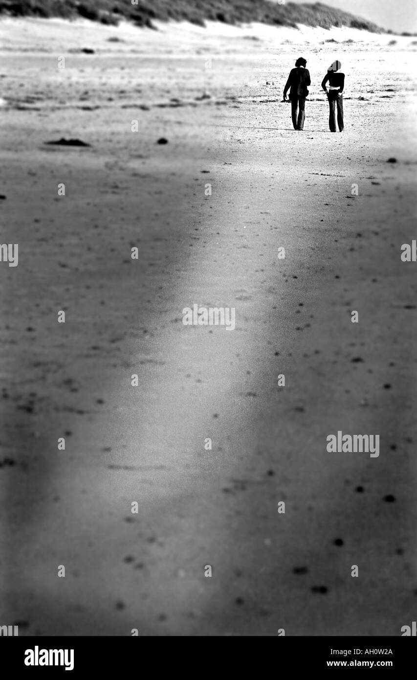 Couple walking on beach Banque D'Images