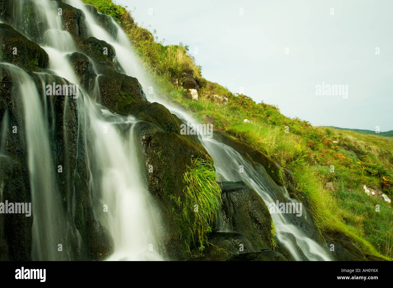 Waterfall close up montrant les roches, mousse et d'herbe Banque D'Images