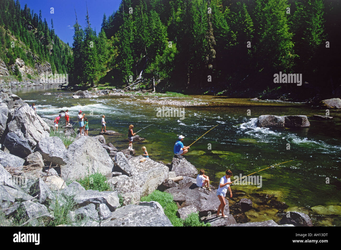 File de gens pêchent le long de la rivière dans Locksha Montagnes Rocheuses de l'Idaho Banque D'Images