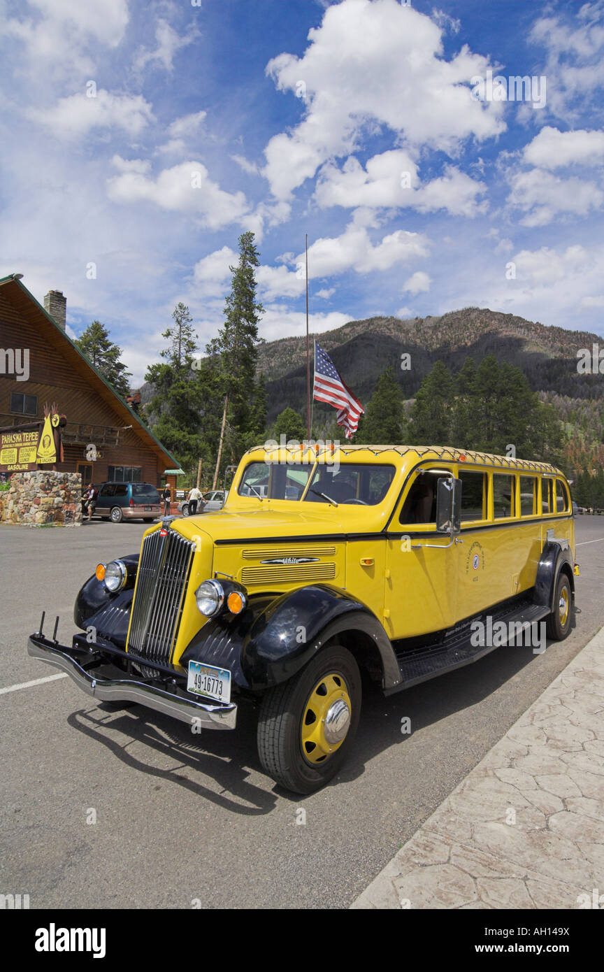 L'extérieur de l'autobus de tournée de Yellowstone pahaska tepee Bills de Buffalo hunting lodge wyoming united states of america usa Banque D'Images