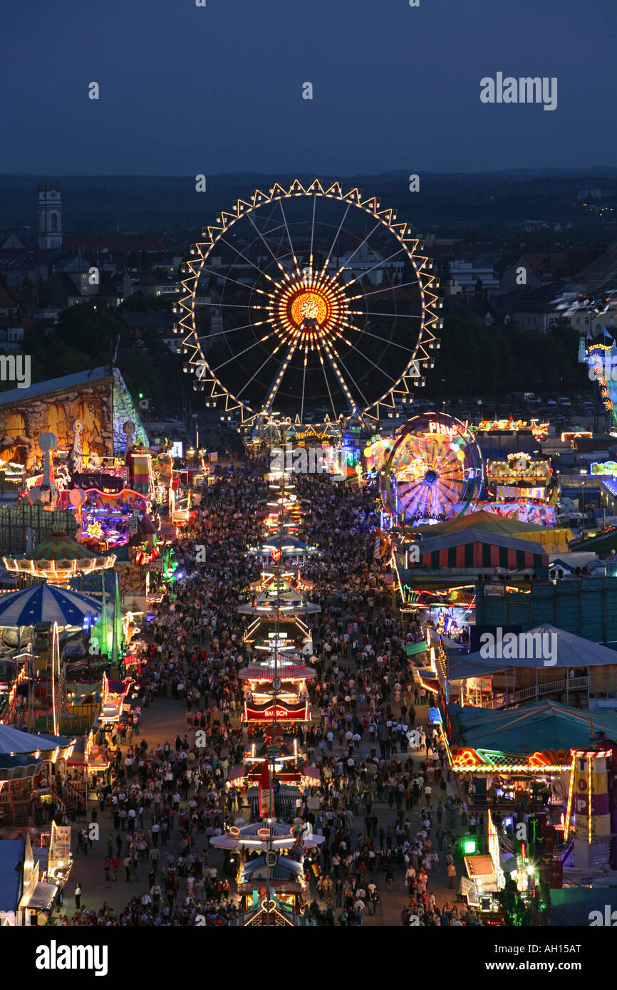 Festival Public Oktoberfest à Munich Bavaria Allemagne le soir Banque D'Images