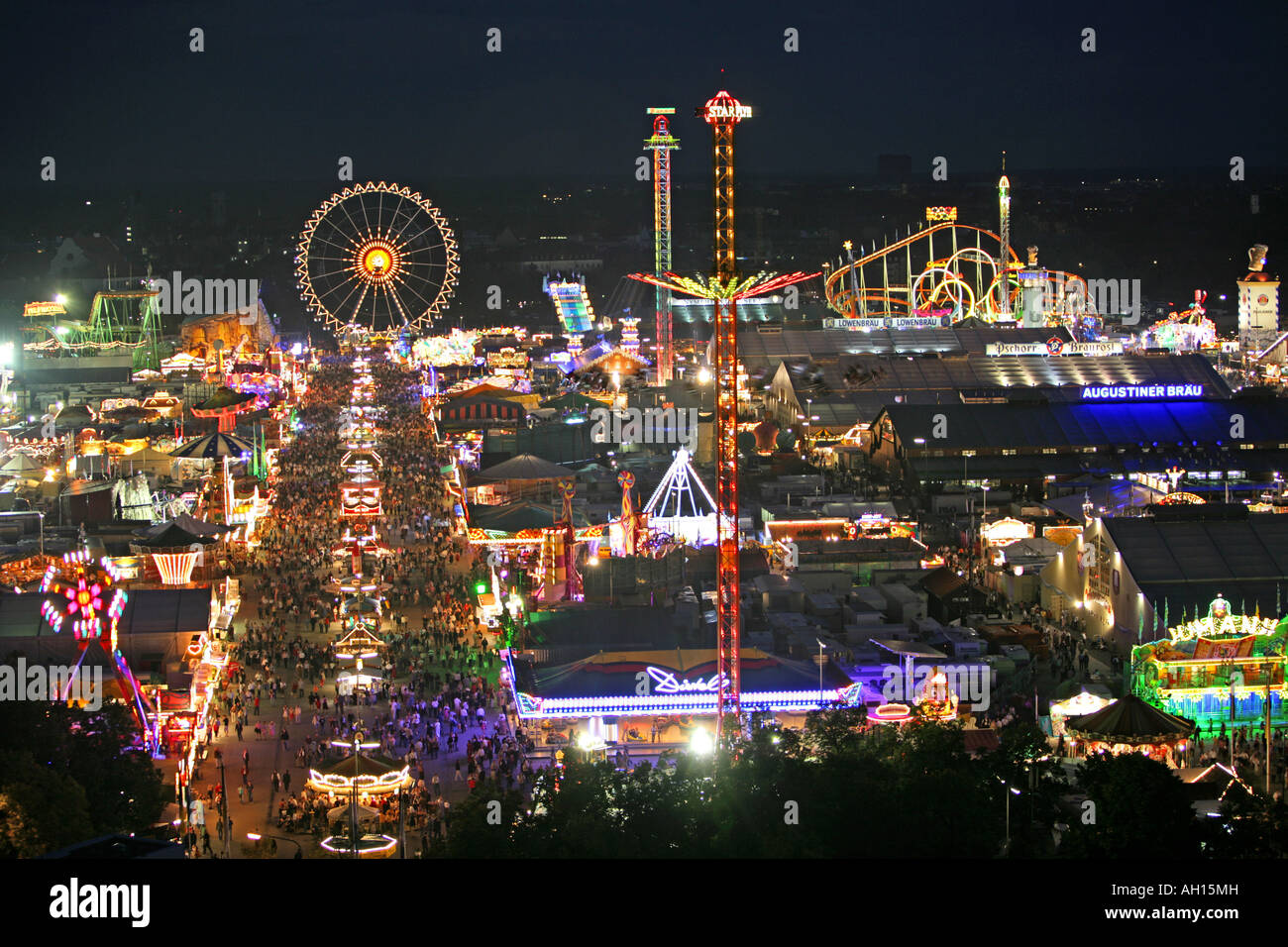 Festival Public Oktoberfest à Munich Bavaria Allemagne le soir Banque D'Images