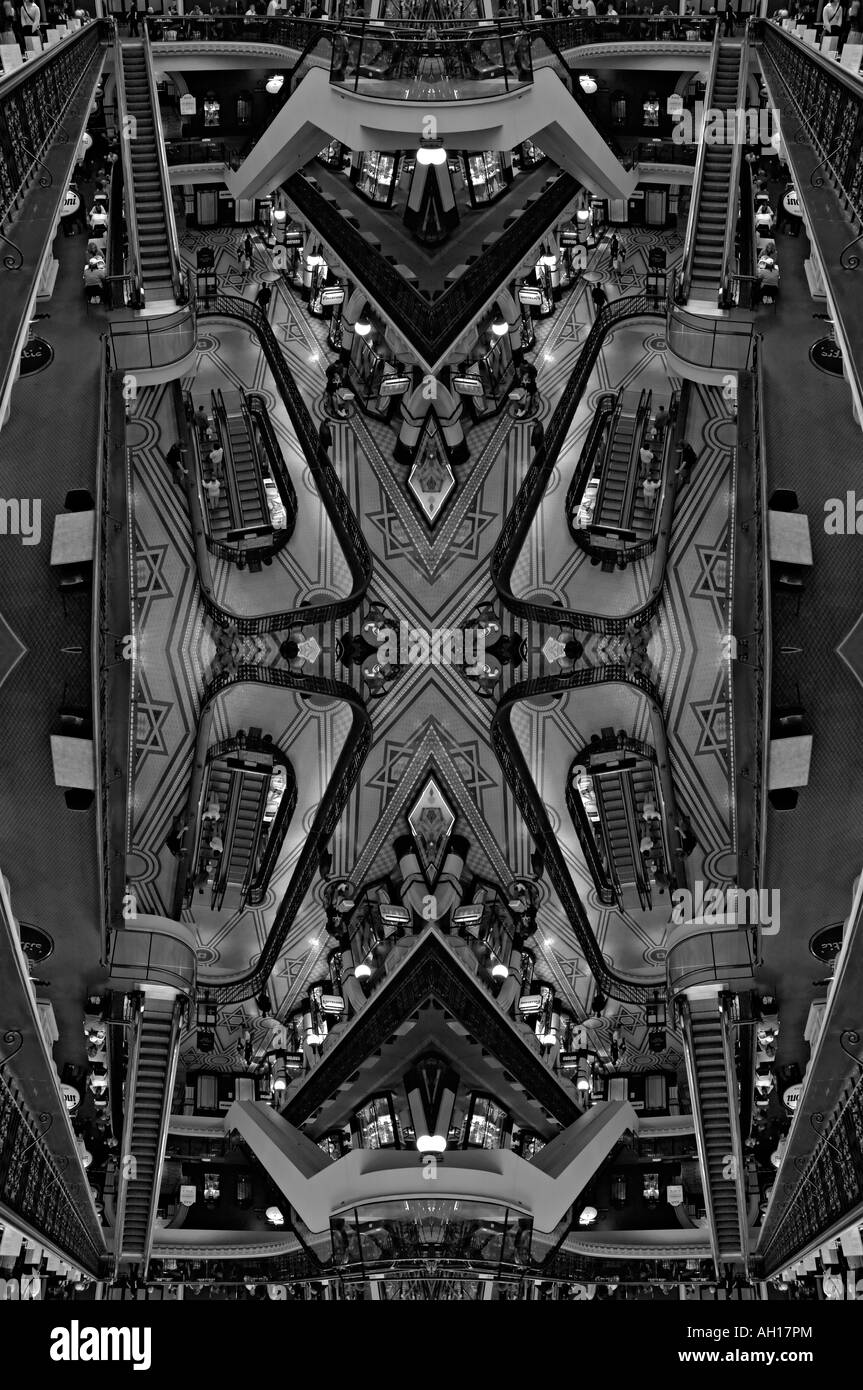 Résumé de vue unique sur plusieurs niveaux, à des clients et des escalators QVB montrant B&W Banque D'Images