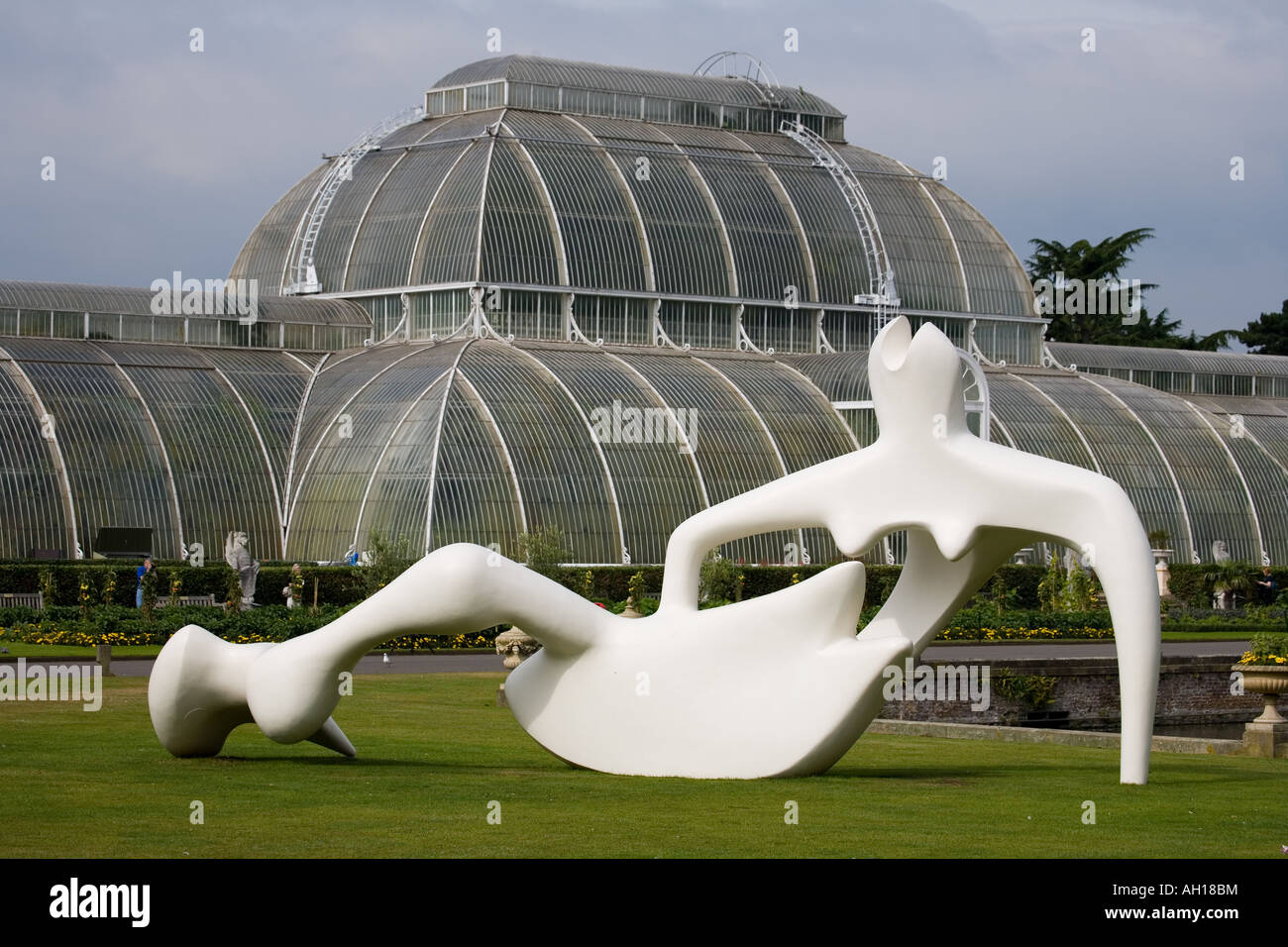 Henry Moore à Kew Gardens 2007/8 - Grande figure inclinables 1984 Banque D'Images