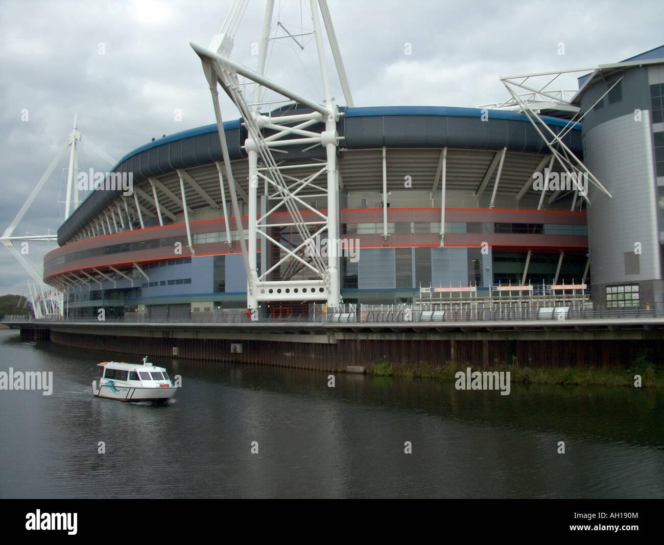 Millennium Stadium et bateau sur la rivière Taff à Cardiff pays de Galles Royaume-Uni Banque D'Images