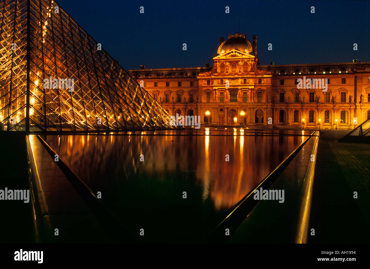 La Pyramide du Louvre à La nuit à Paris illuminé France EU Europe Banque D'Images