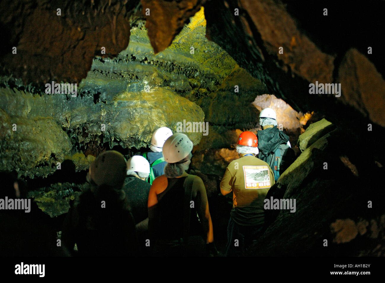 Les personnes qui désirent visiter Gruta do Carvao grotte de lave de l'île de São Miguel Açores Portugal Banque D'Images
