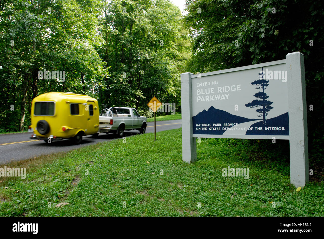 Famille avec camping-remorque entrant Blue Ridge Parkway, Caroline du Nord. Banque D'Images