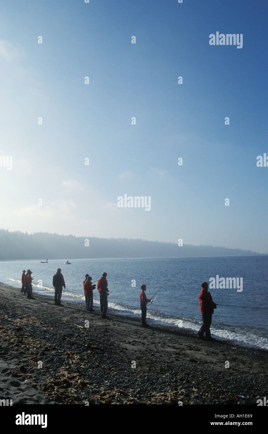 Les pêcheurs sur la rive de l'île de Whidbey Washington pour poisson Saumon coho d'argent à l'île de Whidbey Washington USA Banque D'Images