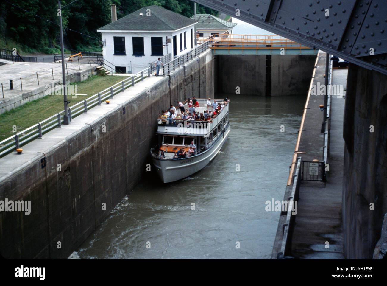 Un bateau flotte dans une serrure sur le remplissage du Canal Érié à Lockport New York Banque D'Images