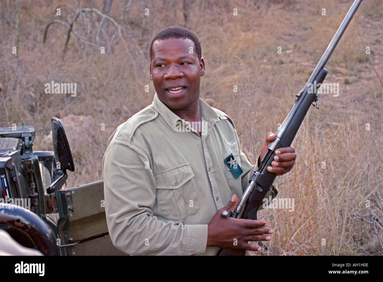 Commande de jeu safari Bongani chargement de rangers en réserve de chasse carabine Mthethomusha bordant le parc national Kruger soleil en début de soirée Banque D'Images